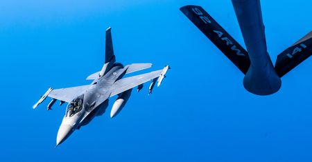 Pokaz siły NATO. Amerykański lotniskowiec z F-16 w Europie