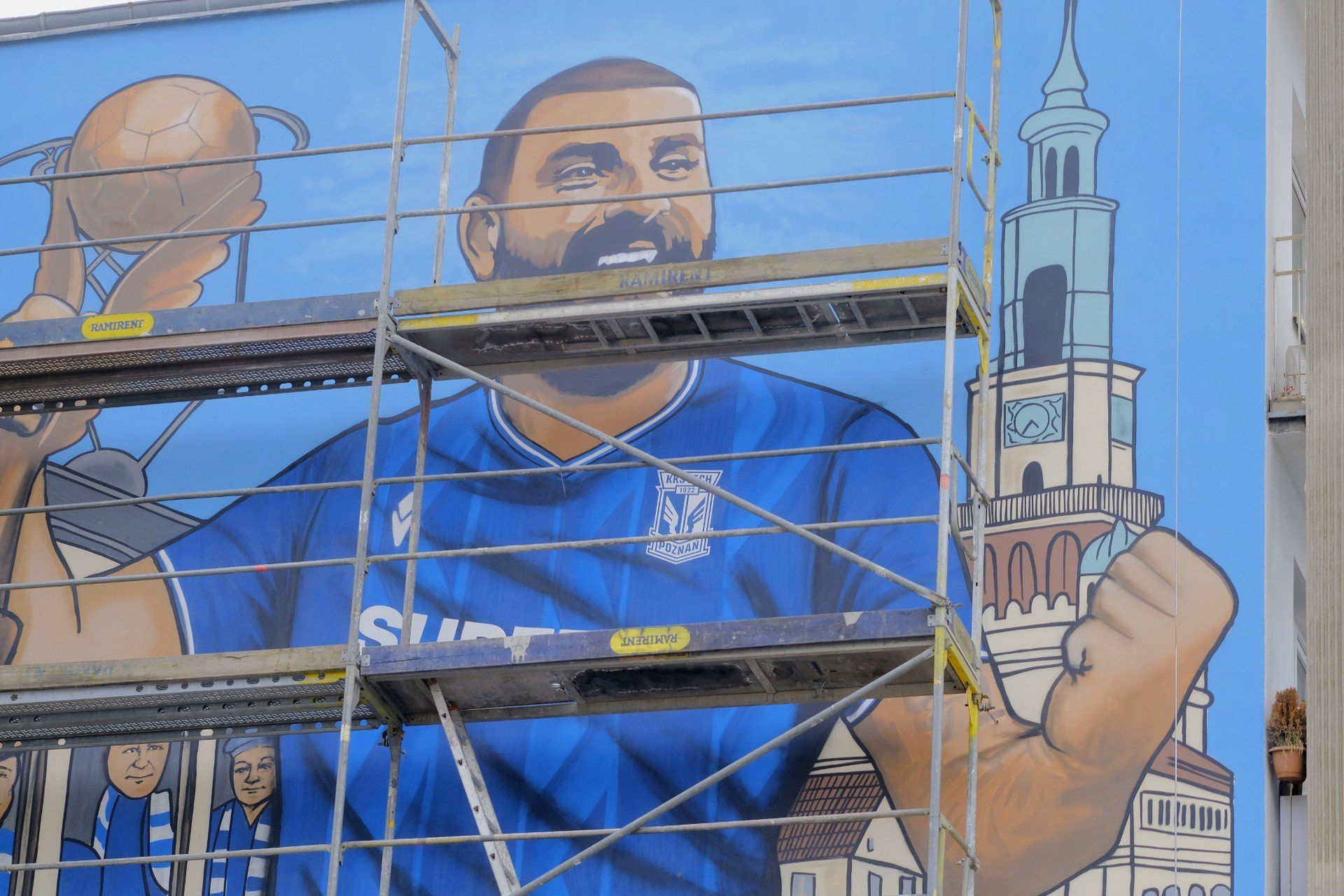 Tak zmienił się mural kapitana Lecha Poznań, Mikaela Ishaka