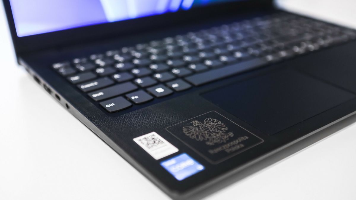 Laptopy miały być prezentem od rządu PiS dla czwartoklasistów