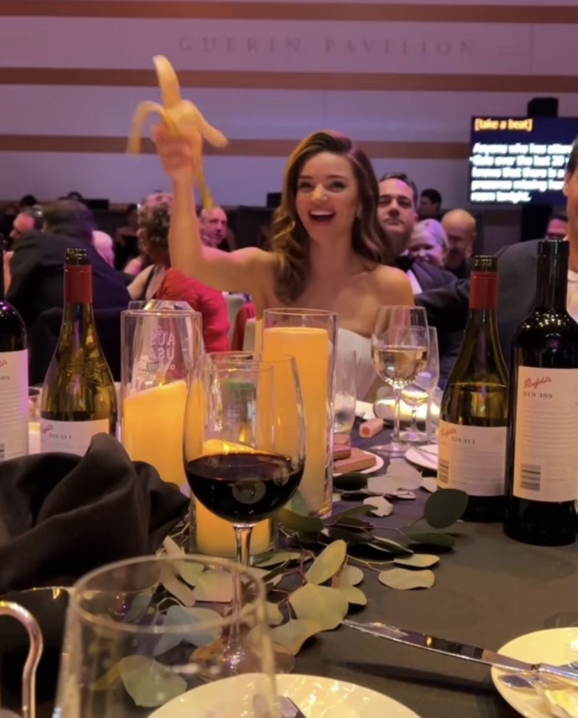 Miranda Kerr zajada się na gali bananem