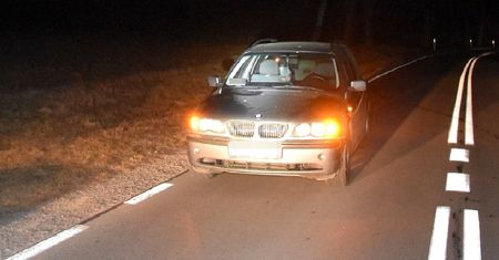 Był tak pijany, że zasnął na drodze. Kierujący BMW na DW-842 zjechał na pobocze i poszedł spać. Obudził się na badanie alkomatem