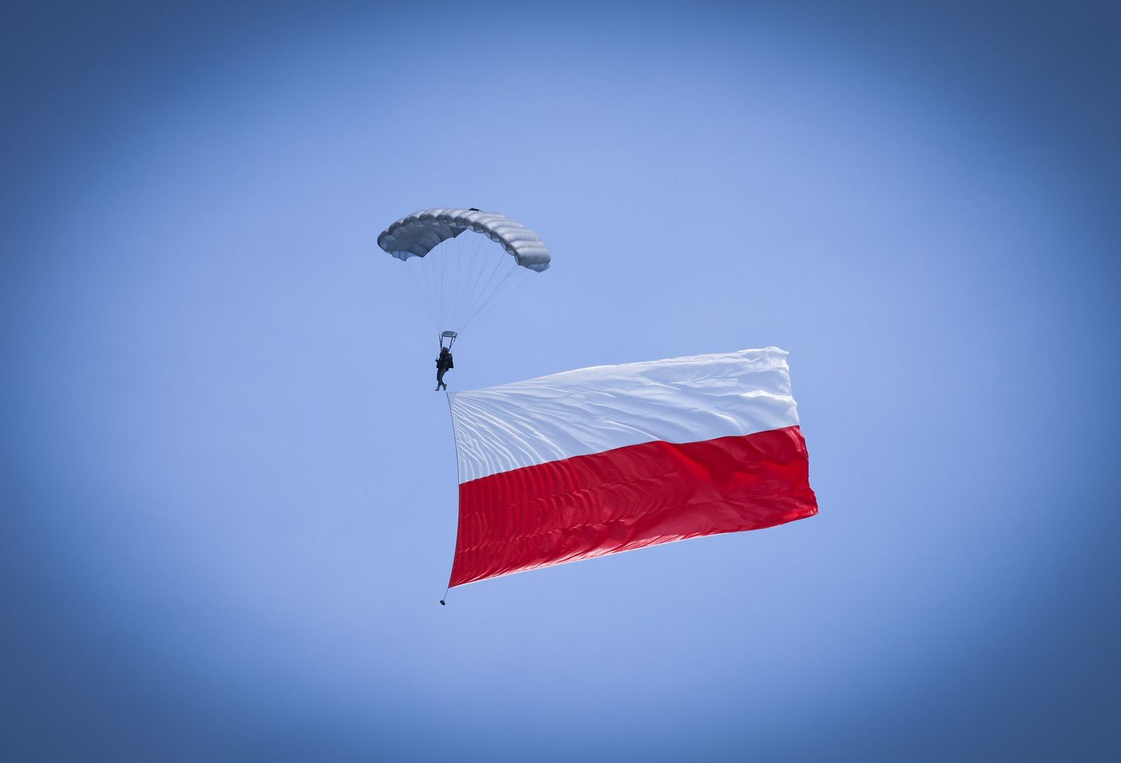 Czego unikać, by nie narazić się na mandat?Nieprawidłowe obchodzenie się z flagą może zostać uznane za znieważenie symbolu państwowego, co jest wykroczeniem. Przykłady niewłaściwego użycia flagi to:​Używanie flagi jako elementu stroju, np. opaski czy peleryny.​Eksponowanie flagi w złym stanie technicznym.​Umieszczanie na fladze napisów lub rysunków.​Używanie flagi jako nakrycia stołu lub opakowania