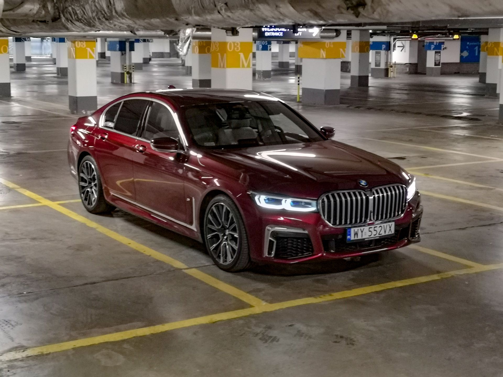 BMW 750i xDrive: Systemy wsparcia kierowcy, Night Vision, zdalne sterowanie i audio Bowers & Wilkins 2