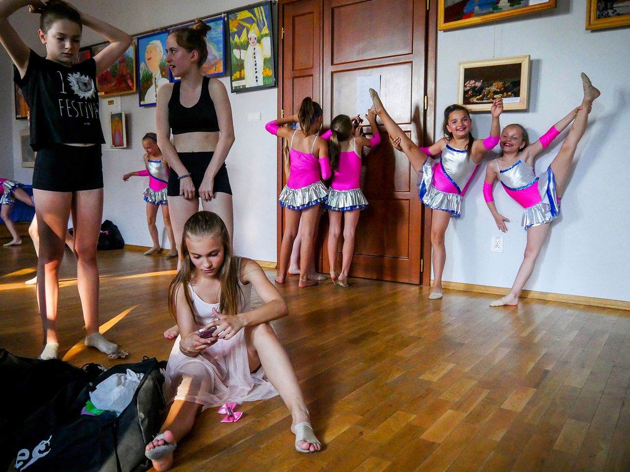 Paweł Jędrusik został wybrany finalistą kategorii otwartej Kultura. Jego zdjęcie „Taniec” zostało wykonane podczas gali Akademii Tańca Elite. Nie przedstawia ono jednak tego, co działo się na scenie, lecz kulisy. Dziewczynki ze zdjęcia przygotowują się do występu.
