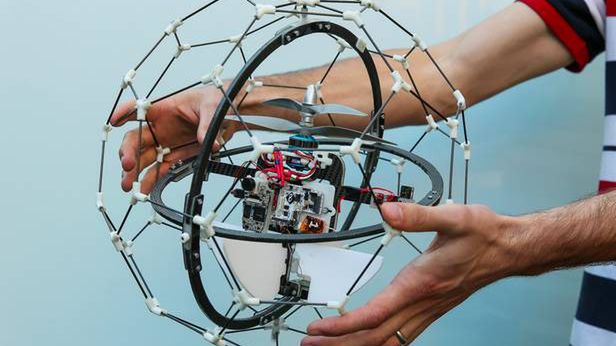 Polak potrafi! Genialnie proste rozwiązanie – dron zamiast omijać przeszkody, będzie na nie wpadać 1