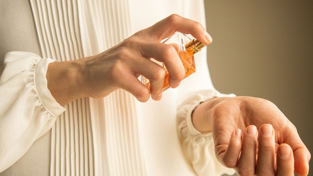 Kobieta perfumuje dłoń