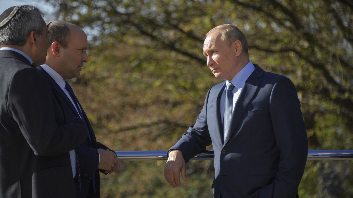 epa09540071 Russian President Vladimir Putin (R) speaks with Prime Minister of Israel Naftali Bennett (2L) during their meeting at the Bocharov Ruchei residence in Sochi, Russia, 22 October 2021. Russian President Vladimir Putin expressed the hope that Naftali Bennett, as Prime Minister of Israel, will seek continuity in relations with Russia.  EPA/YEVGENY BIYATOV / SPUTNIK / KREMLIN POOL MANDATORY CREDIT Dostawca: PAP/EPA.