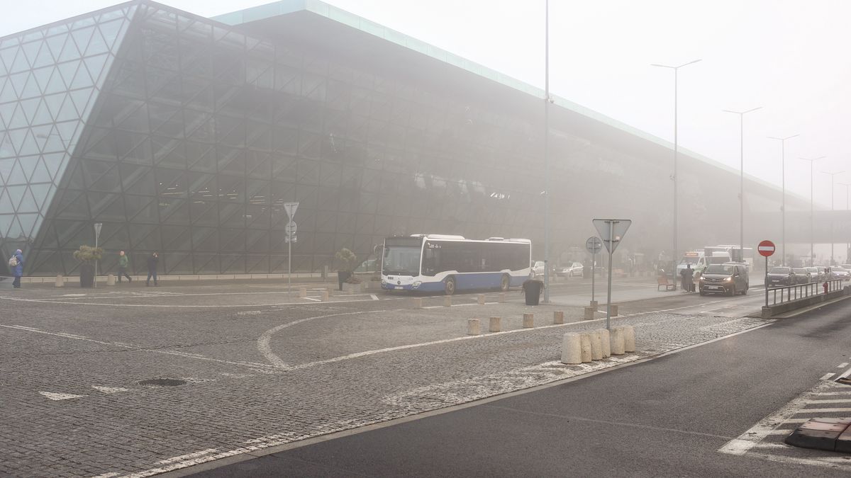 Mgła nad lotniskiem Kraków-Balice. Zdj. z 2024 r.