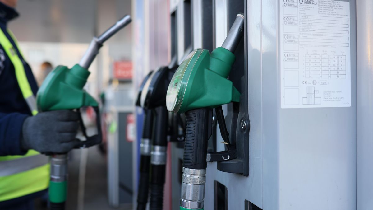 stacja paliw Orlen
Warszawa, 18.03.2022. Dystrybutor paliwa na stacji Orlen w stolicy, 18 bm. (ls/doro) PAP/Leszek Szyma�ski
Leszek Szyma�ski
benzyna, benzynowa, dystrybutor paliwa, paliwo, PKN Orlen, stacja