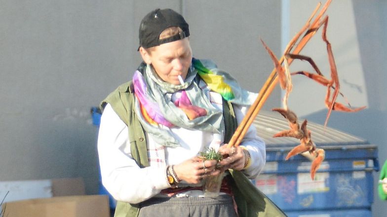 Bezdomna Loni Willison przeszukuje śmietniki w Los Angeles