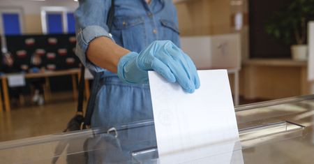 Wybory 2020. Członkini komisji próbowała wynieść karty. Interweniowała policja