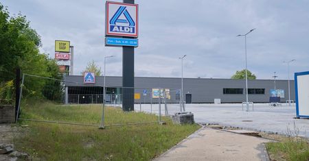 Nowy sklep jest już gotowy, ale na otwarcie jeszcze poczekamy. Powodem brak dojazdu