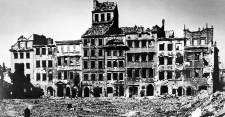 Temat reparacji już przynosi zyski. Na razie krocie zarabia prezes Instytutu Strat Wojennych