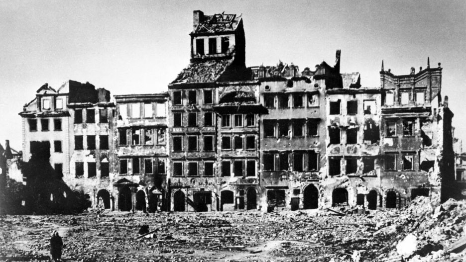 Powojenna Warszawa - odbudowa
PHOTO: LECH CHAREWICZ/EAST NEWS  Zrujnowane kamienice na Rynku Starego Miasta. Strona Dekerta. Warszawa, 1945
Lech Charewicz