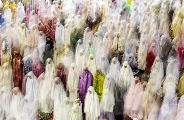 W tegorocznym konkursie Grand Prize trafiło do fotografa Pradeepa Raja Kannaiaha. Jego zdjęcie zostało również wyróżnione w kategorii Travel. Ukazuje ono kobiety modlące się na placu meczetu w Dżakarcie podczas obchodów Ramadanu. Fotograf wykorzystał technikę podwójnej ekspozycji, by stworzyć wrażenie ruchu na zdjęciu.