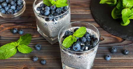 Ten pudding chia z borówkami uzależnia od pierwszej łyżeczki. Dietetycy są zachwyceni!