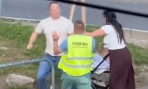 Parkingowy bił się z turystą. Obok wózek z dzieckiem. Sceny w Karpaczu