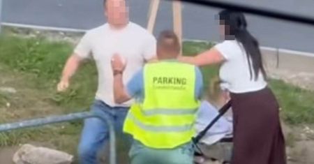 Parkingowy bił się z turystą. Obok wózek z dzieckiem. Sceny w Karpaczu