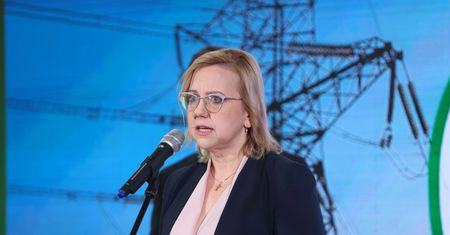 "Kreatywna księgowość". Zamiast na OZE pieniądze poszły na transfery socjalne