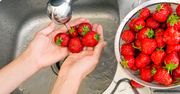 Myjesz w ten sposób truskawki? Większość popełnia poważny błąd