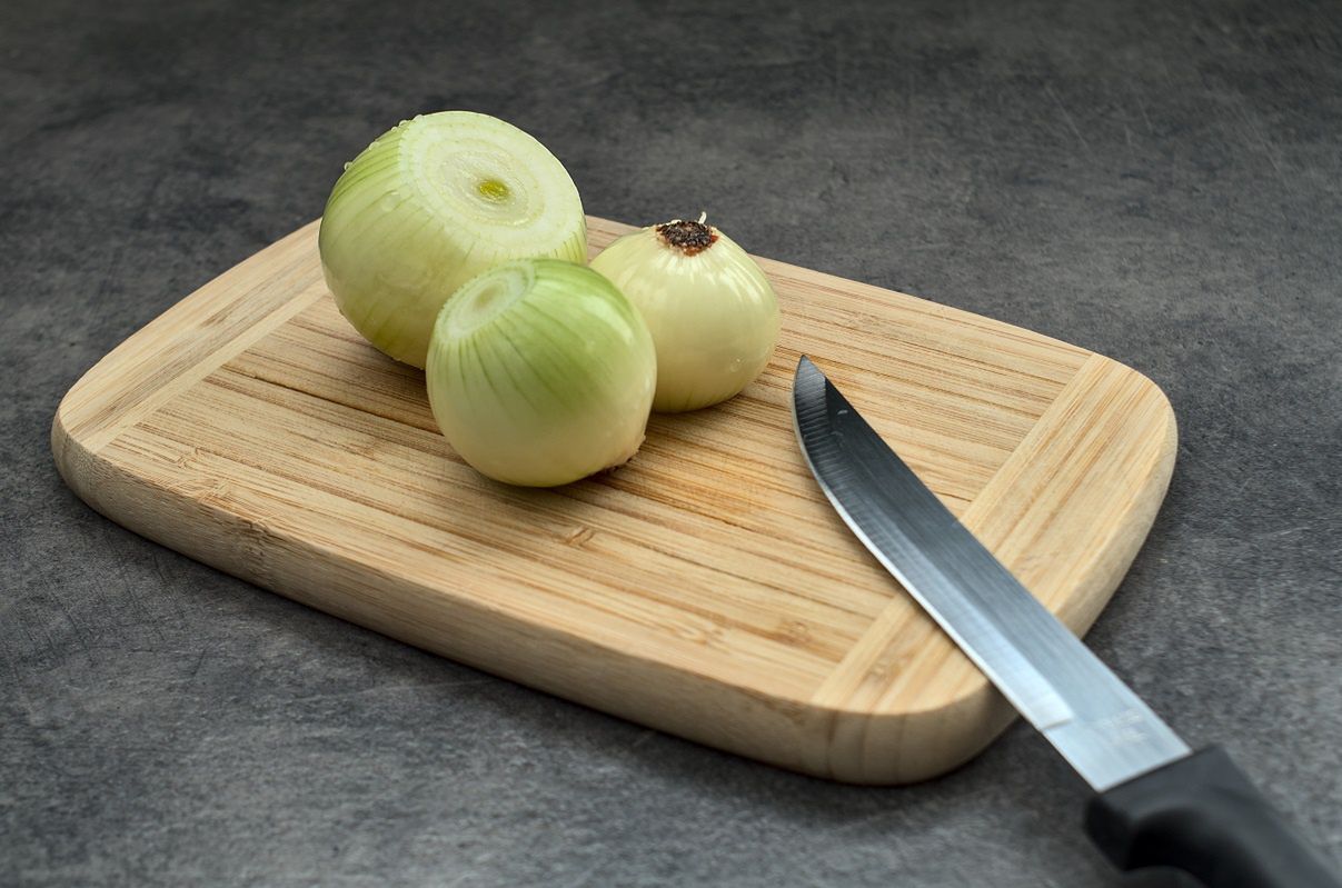 Never more crying while chopping onions. This simple method with