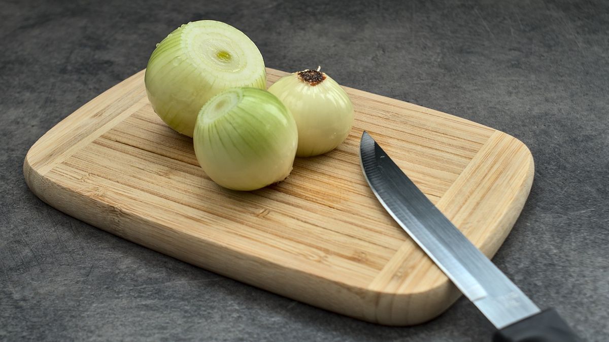 Nigdy więcej płaczu podczas krojenia cebuli. Ten prosty sposób z