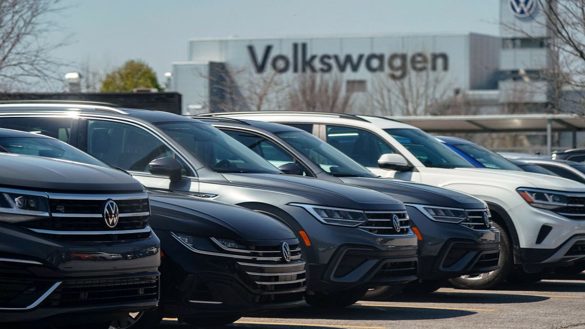 Temporary
CHATTANOOGA, TENNESSEE - MARCH 20: Volkswagens are seen in the employee parking lot at the Volkswagen automobile assembly plant on March 20, 2024 in Chattanooga, Tennessee. The United Auto Workers (UAW) filed for a union vote for the 4,000 hourly workers at the Chattanooga plant in an effort to begin to organize nonunion automobile plants across the nation.   Elijah Nouvelage/Getty Images/AFP (Photo by Elijah Nouvelage / GETTY IMAGES NORTH AMERICA / Getty Images via AFP)
ELIJAH NOUVELAGE