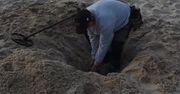 Godzina na plaży w Stegnie. Zaczął kopać na 1 m. Oto finał