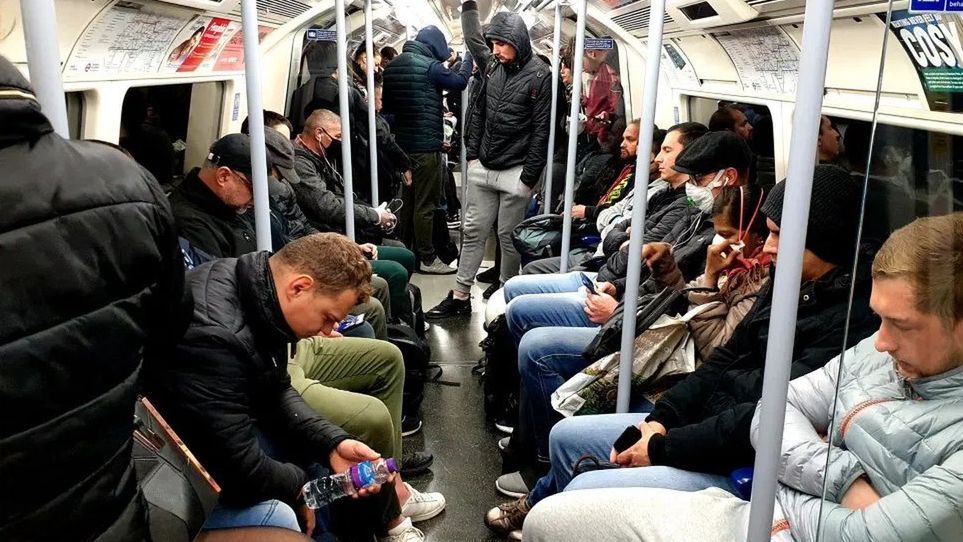 W londyńskim metrze znów pojawiły się tłumy.