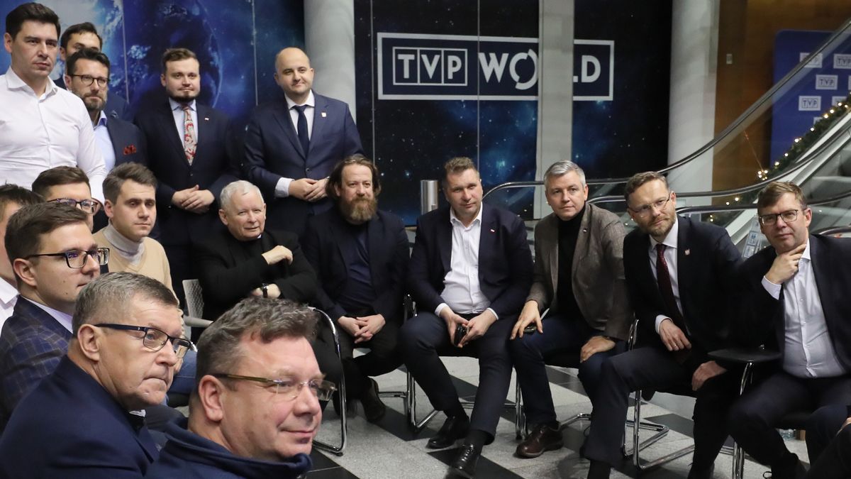 Warszawa, 20.12.2023. Prezes Prawa i Sprawiedliwości Jarosław Kaczyński (C-L w tle ), prezes zarządu TVP Mateusz Matyszkowicz (5P) i poseł PiS Przemysław Czarnek (4P) w budynku TVP przy ulicy Woronicza w Warszawie, 20 bm. Obecność polityków w siedzibie Telewizji Polskiej ma związek z przegłosowaną wczoraj uchwałą Sejmu, zapowiadającą zmiany, jakie w mediach publicznych chce przeprowadzić nowy rząd. (miwi) PAP/Paweł Supernak