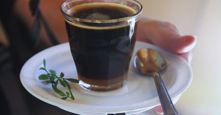 Panie w PRL-u piły do śniadania zamiast kawy. Dziś niedoceniana, a obniża cholesterol i likwiduje boczki