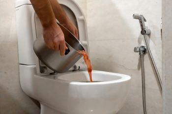 Spuszczasz w toalecie? Nigdy więcej tego nie rób