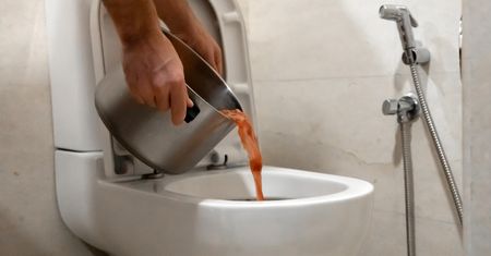 Spuszczasz w toalecie? Nigdy więcej tego nie rób