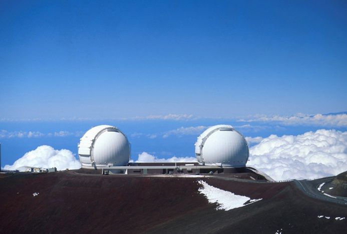 Teleskopy Kecka na Mauna Kea (Hawaje), przy pomocy których odkryto Pas Kuipera - zdjęcie poglądowe