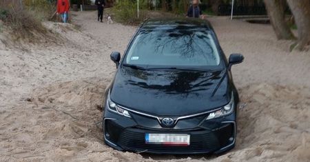Wjechał samochodem na plażę. Ten mandat popamięta na długo