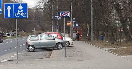 Miejsca parkingowe zamieniły się w postój dla taksówek. Mieszkańcy oburzeni
