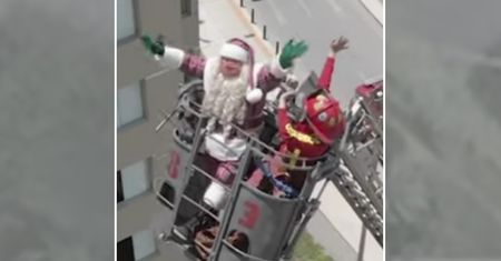 Święty Mikołaj wjechał na 7. piętro szpitala. Reakcja dzieci? Bezcenna