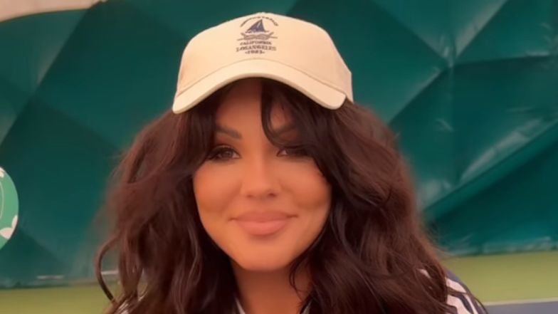 Sylwia Bomba pozuje w majtkach na korcie tenisowym 