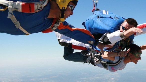 Pobili się, spadając na ziemię! Powietrzna bójka skoczka spadochronowego i instruktora 1