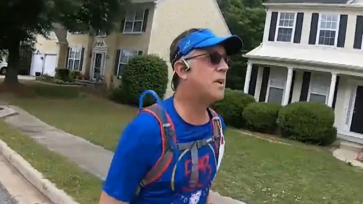 Nauczyciel każdego dnia biega do swoich uczniów. Chce sprawdzić, czy wszystko u nich w porządku. 