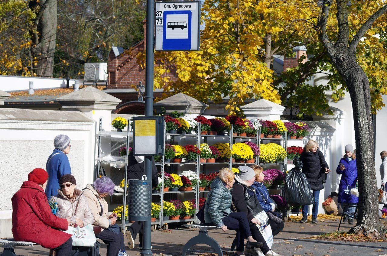 W okolicy cmentarzy już jest duży ruch, jednak to dopiero przedsmak tego, co będzie się tu działo 1 listopada
