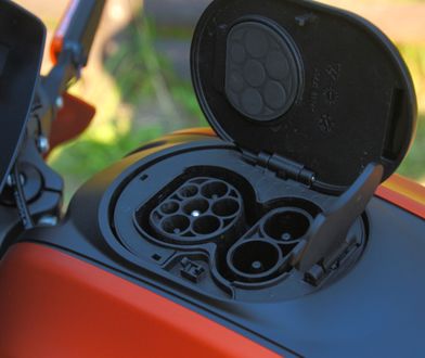 Jak ładować elektryczny skuter lub motocykl? Rozwiązania w domu i na mieście