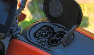 Jak ładować elektryczny skuter lub motocykl? Rozwiązania w domu i na mieście