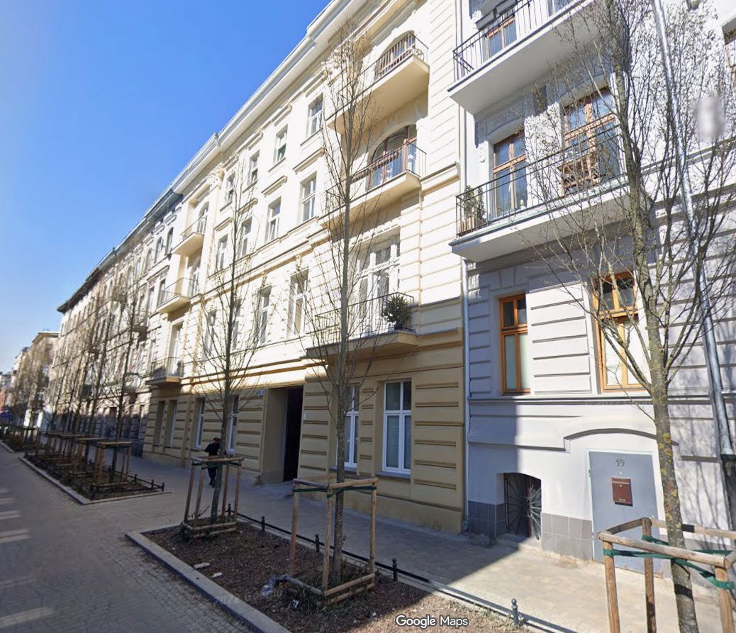 Kamienica przy al. 1 Maja 21 (żółta elewacja)