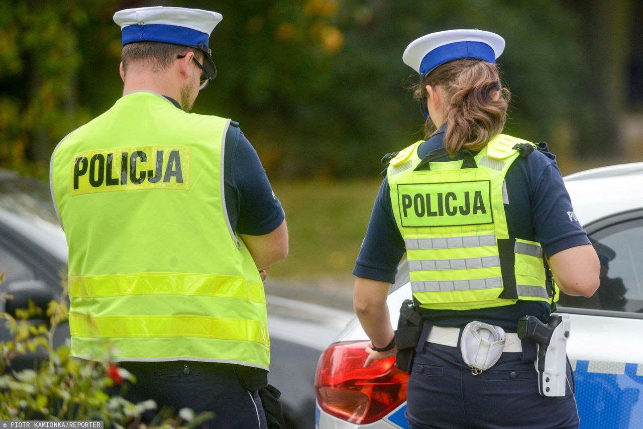 Patrol policji prowadzący kontrolę drogową 