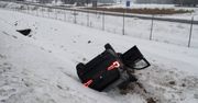 Ryki: Dachowanie BMW na S17 podczas marznącego deszczu. Kierowca wyszedł bez obrażeń