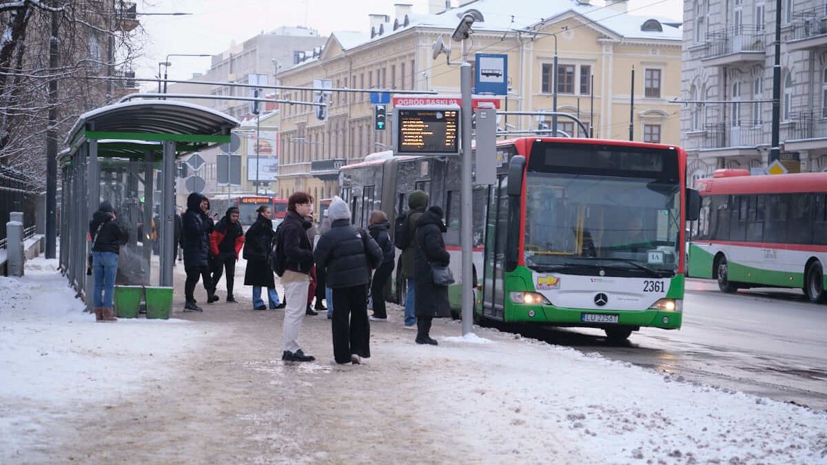 Autobus i pasażerowie na przystanku Ogród Saski