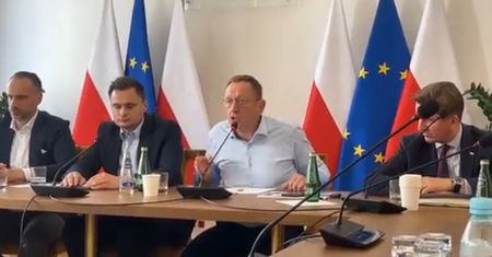 Minister uderzał w mikrofon. "Może pan krzyczeć w remizie"