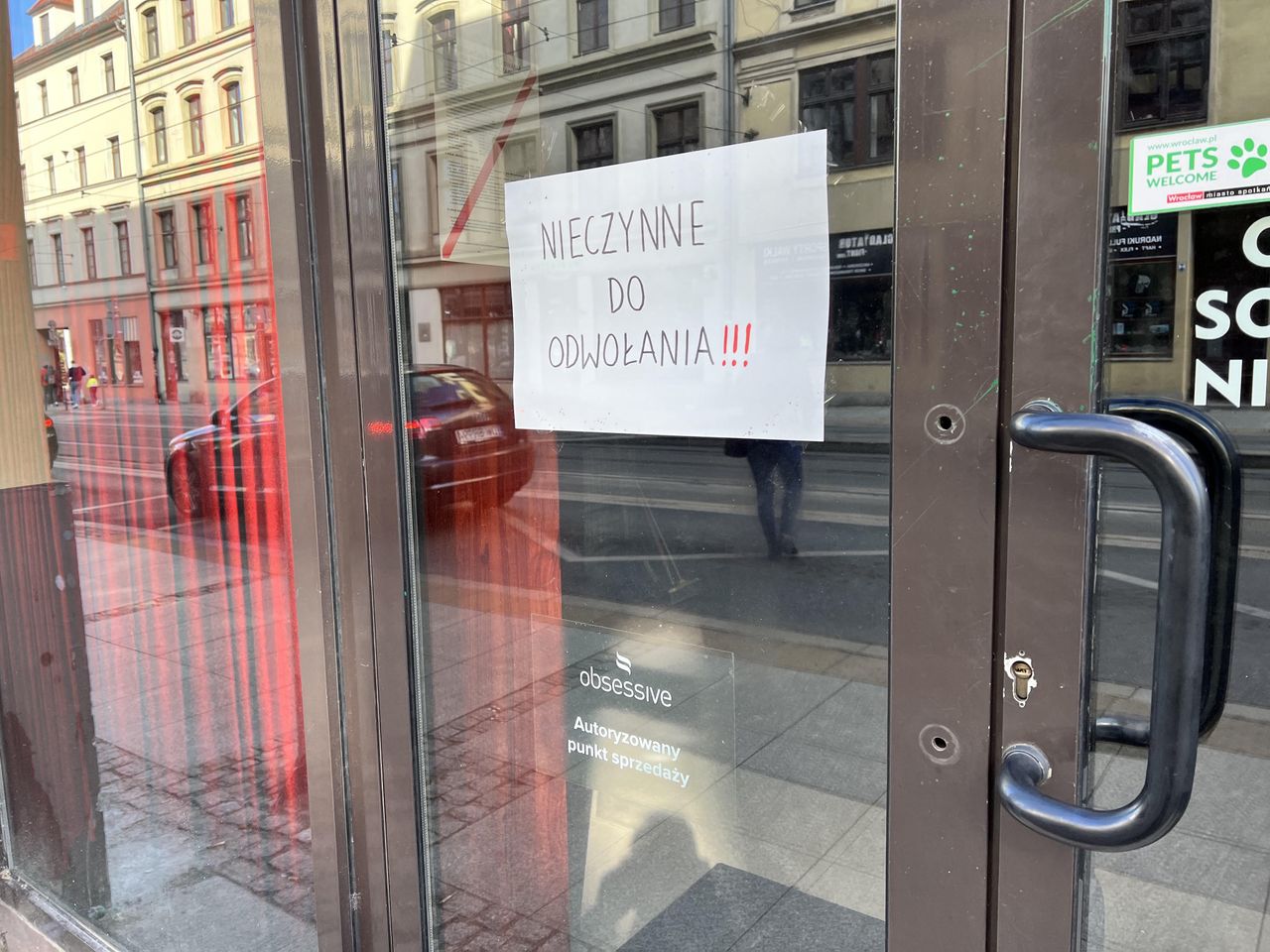 "Nieczynne do odwołania" - taki napis wita gości wrocławskiego sex-shopu.