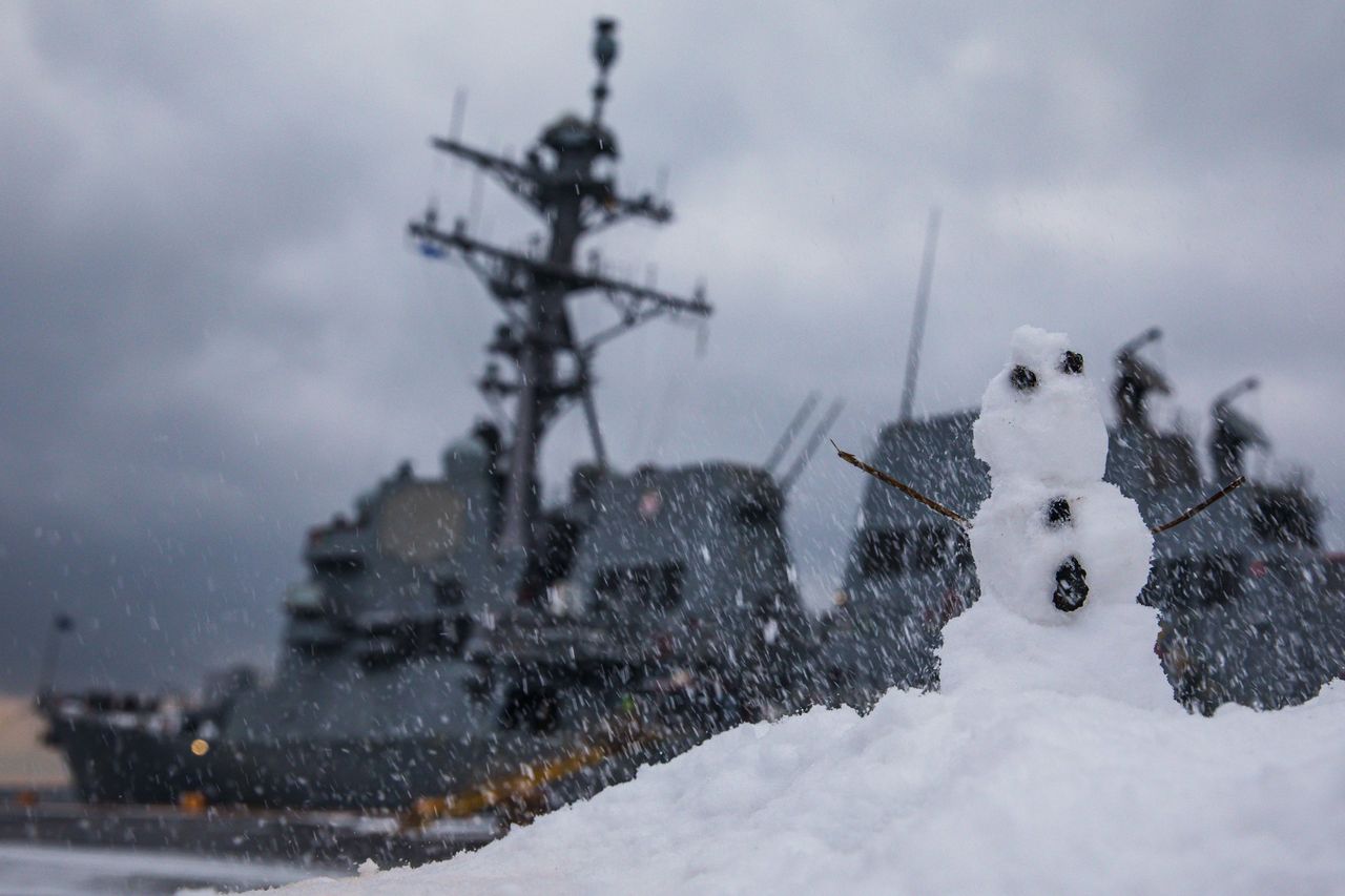 Amerykański niszczyciel USS Paul Ignatius w porcie w Helsinkach, fot. US Navy